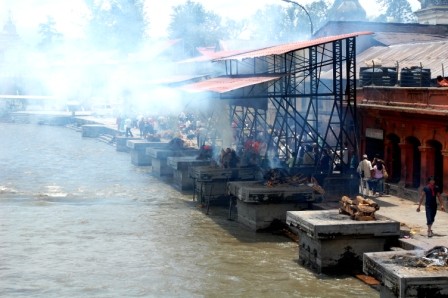 NEPAL: PLATAFORMAS DE INCINERACION